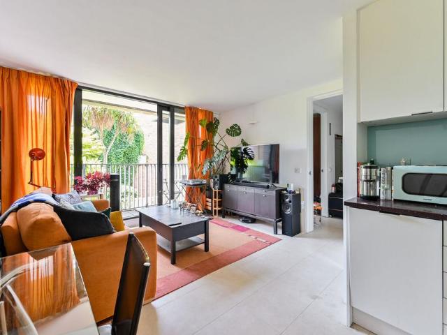 Flat for sale in Stockwell, Greater London