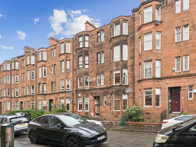 Flat for sale in Broomhill, Scotland