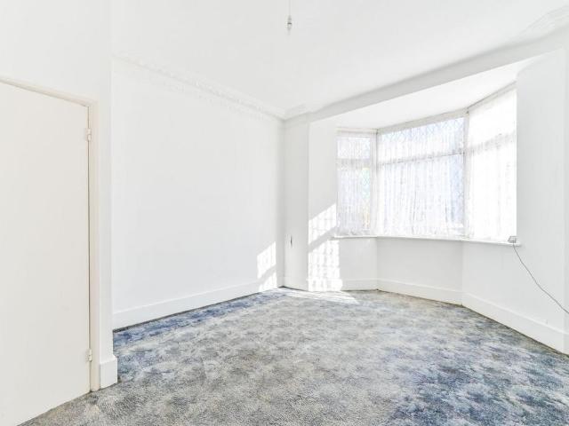 Flat for sale in Harlesden, Greater London