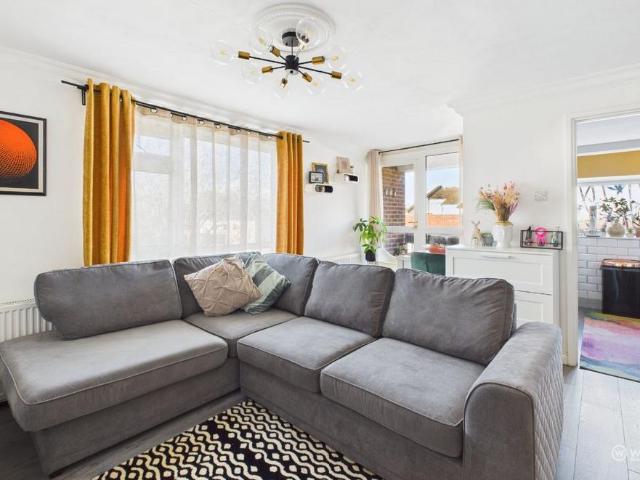 Flat for sale in London Borough of Croydon, Forestdale