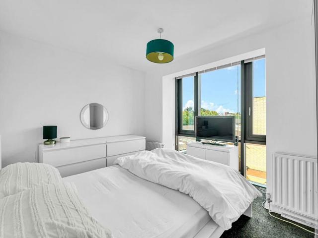 Flat for sale in London Borough of Hounslow, Greater London