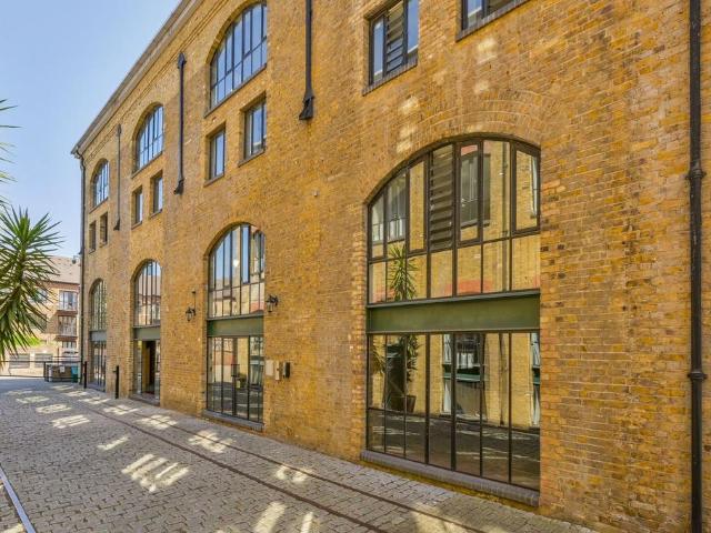 Flat for sale in Isle Of Dogs, Greater London
