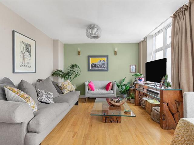 Flat for sale in Streatham Hill, Greater London