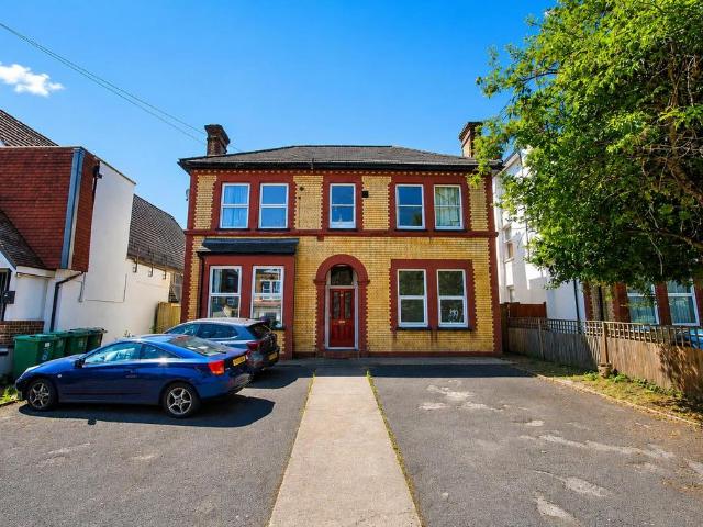 Flat for sale in Wallington, Greater London