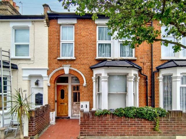 Flat for sale in Leytonstone, Greater London