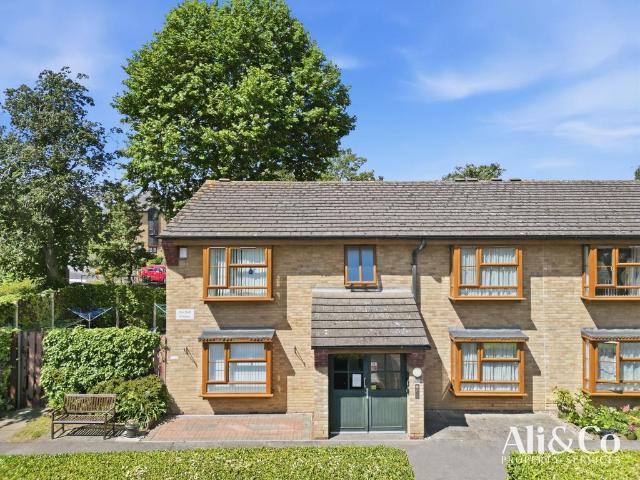 Flat for sale in Grays, Essex