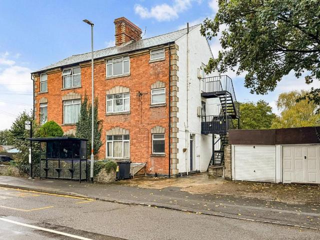 Flat for sale in Brackley, West Northamptonshire