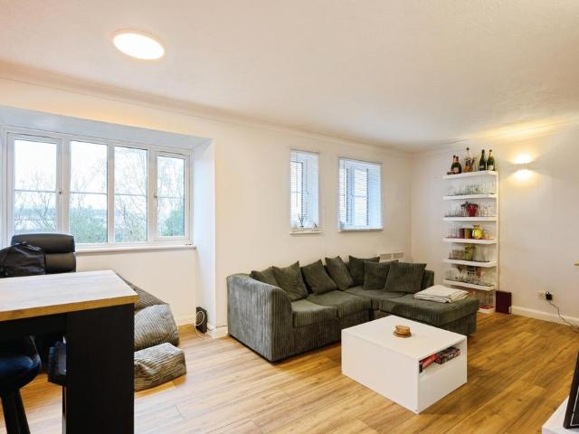 Flat for sale in Red Hill, Surrey