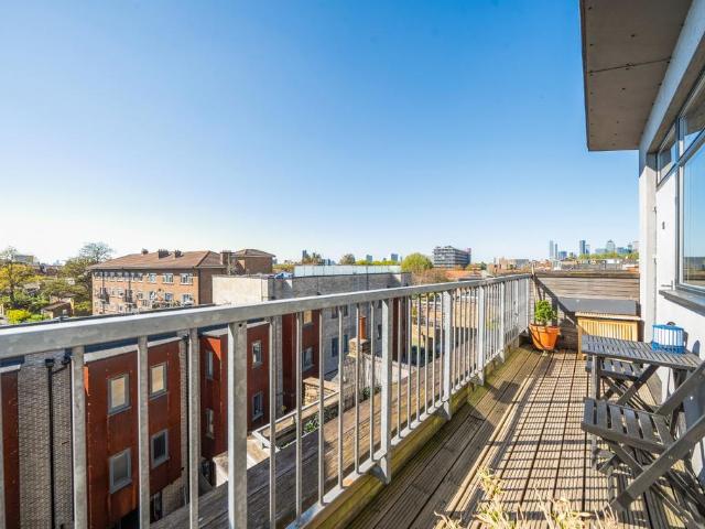 Flat for sale in London Borough of Lewisham, Deptford