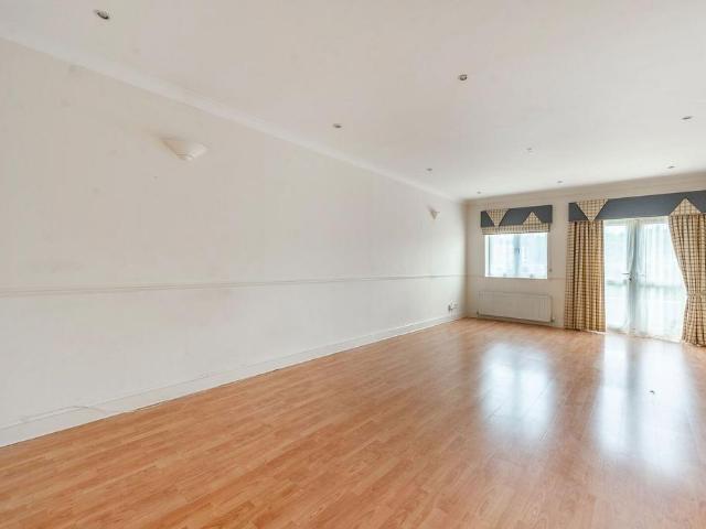 Flat for sale in Stanmore Broadway, Greater London