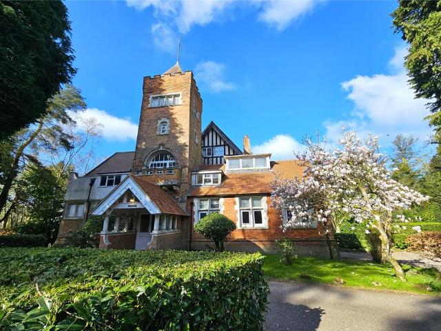 Flat for sale in Fole, Surrey