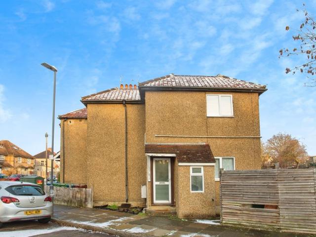 Flat for sale in Harrow Weald, Greater London