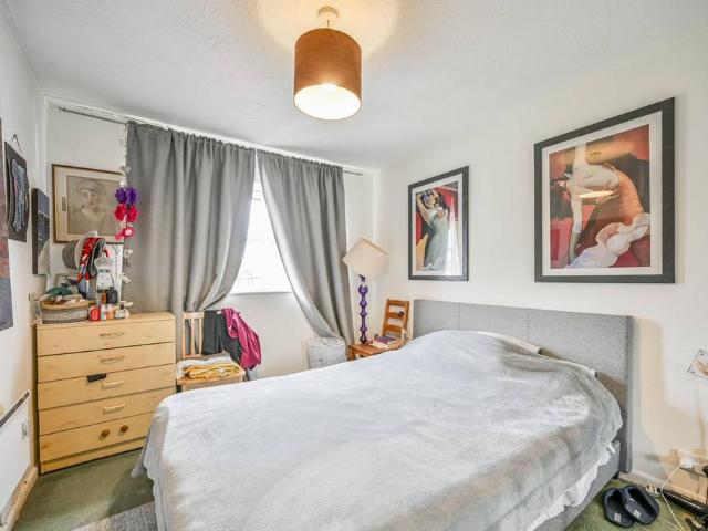 Flat for sale in Bowes, Greater London