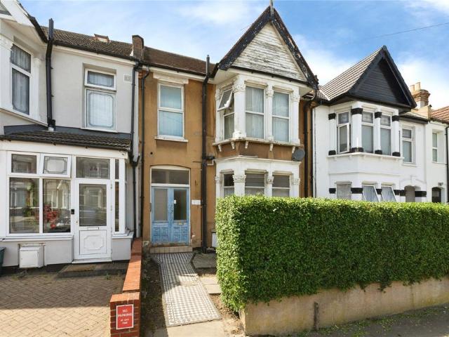 Flat for sale in Seven Kings, Greater London