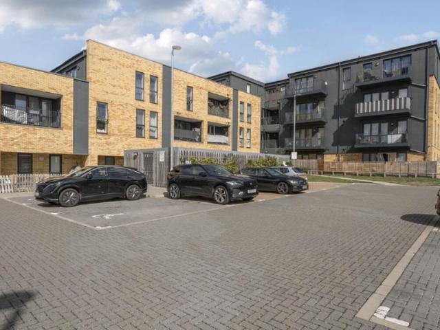 Flat for sale in London Borough of Hounslow, Greater London