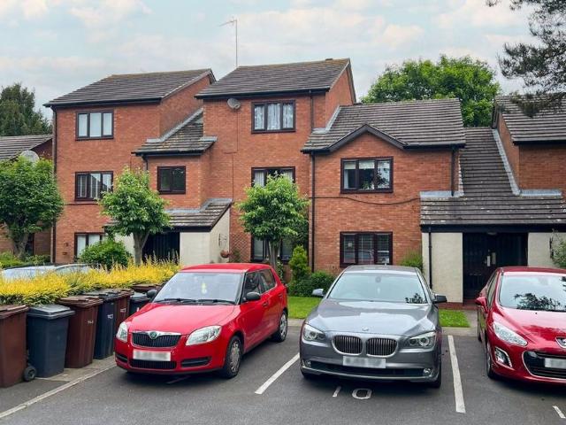 Flat for sale in Goldthorn Hill, Penn