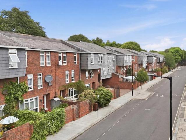 Flat for sale in Walworth, Greater London