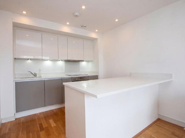 Flat for sale in Wandsworth, Greater London