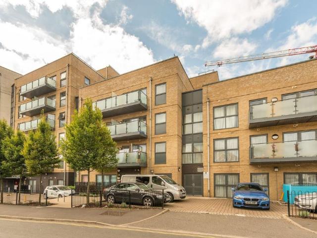 Flat for sale in London Borough of Hounslow, Greater London