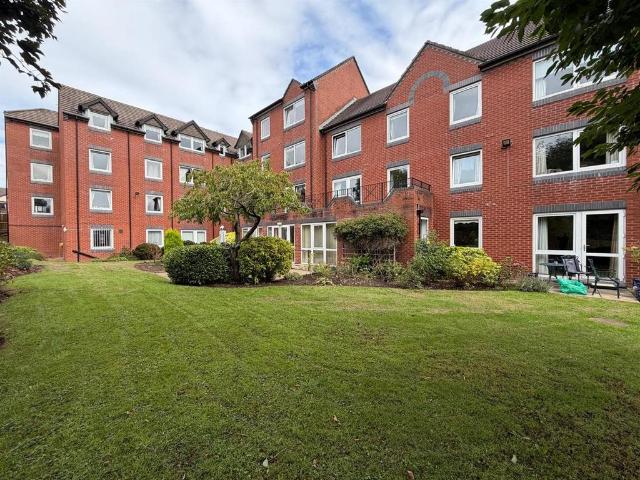 Flat for sale in Halesowen, Dudley