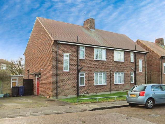 Flat for sale in London Borough of Ealing, Greater London