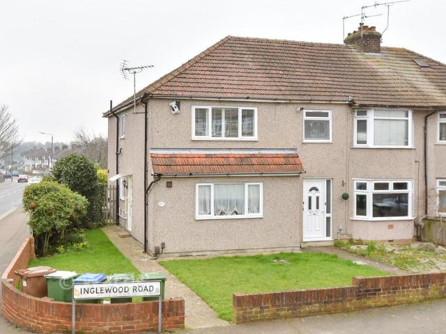 Flat for sale in Barnehurst, Greater London