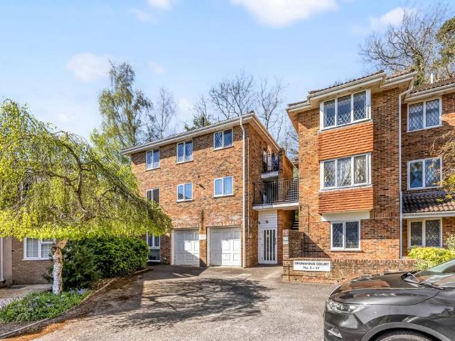 Flat for sale in Perryfields, West Sussex