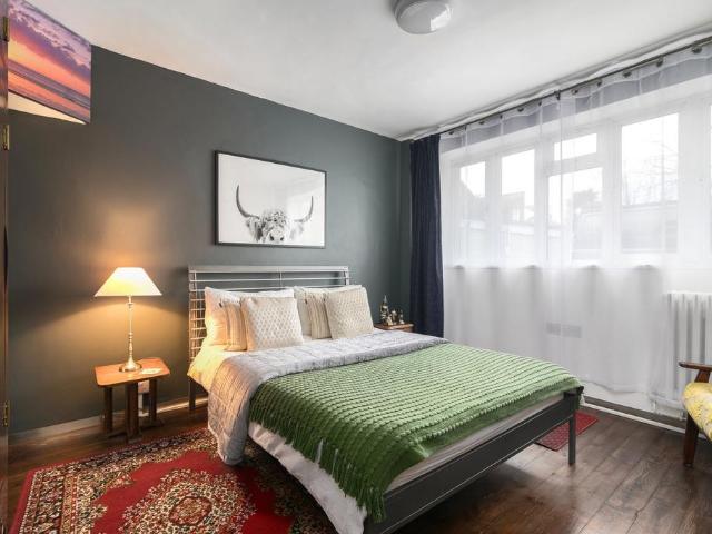 Flat for sale in Stockwell, Greater London