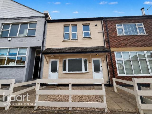 Flat for sale in Alton Barnes, Essex