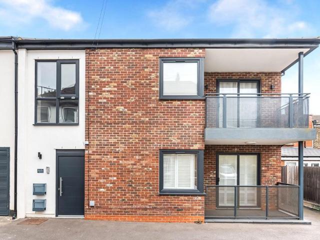 Flat for sale in Chingford, Greater London