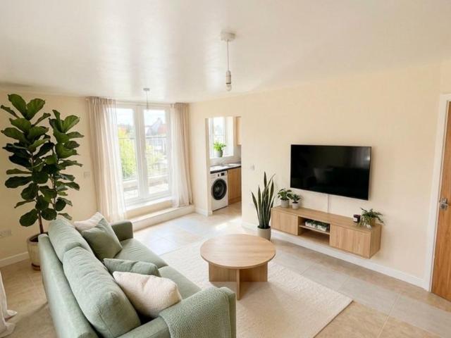 Flat for sale in Seven Kings, Greater London