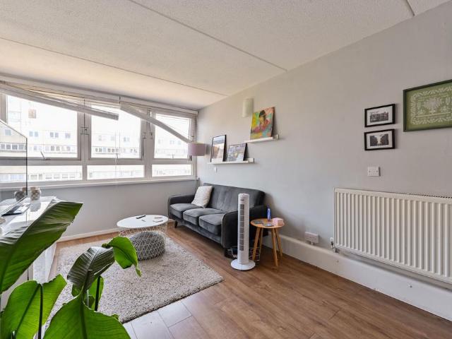 Flat for sale in Clapham Junction, Greater London