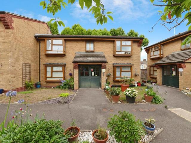 Flat for sale in Grays, Essex