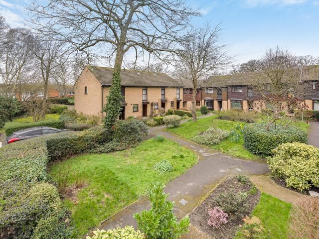 Flat for sale in Woking, Surrey