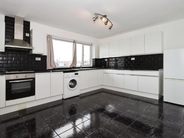 Flat for sale in Stoke Lodge and The Common, Patchway