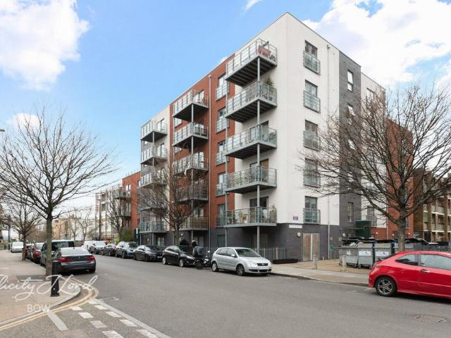 Flat for sale in Mile End, Greater London