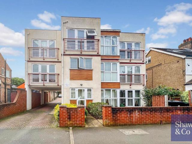 Flat for sale in London Borough of Hounslow, Greater London