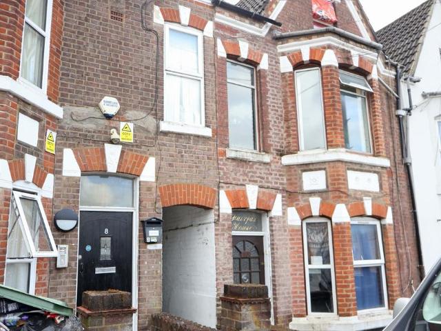 Flat for sale in Spring Park, Luton