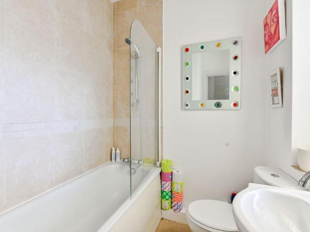 Flat for sale in Balham, Greater London