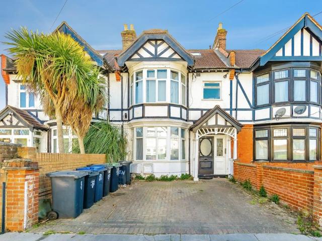 Flat for sale in London Borough of Croydon, Norbury