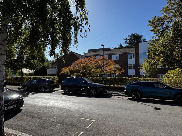 Flat for sale in Hampton Wick, Greater London
