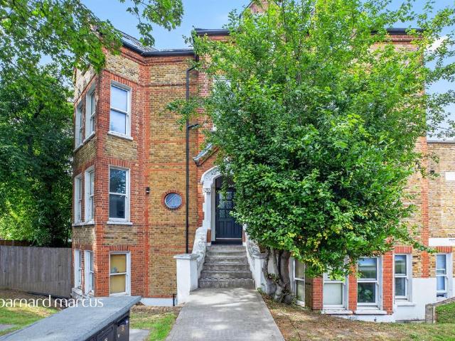 Flat for sale in Balham, Greater London