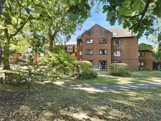 Flat for sale in Park Gate, Fareham