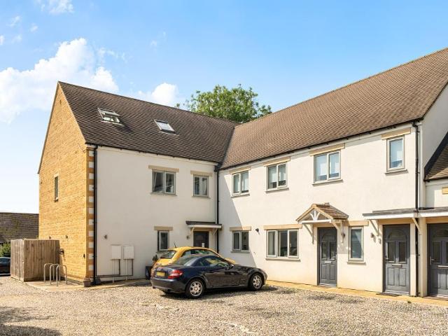 Flat for sale in Fossebridge, Gloucestershire