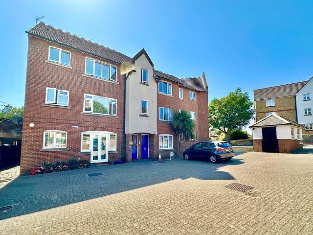 Flat for sale in Grays, Essex