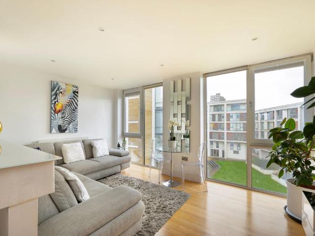 Flat for sale in Stockwell, Greater London
