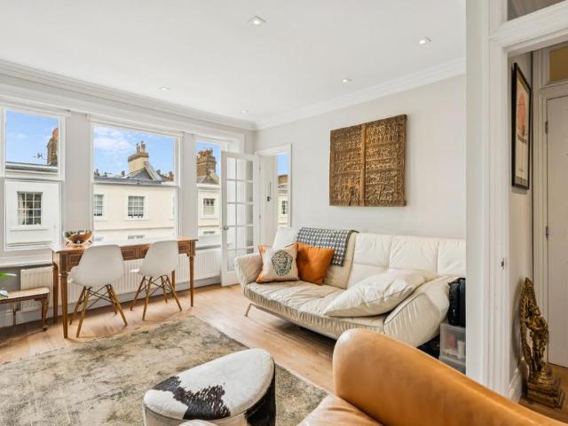 Flat for sale in Kensington, Greater London