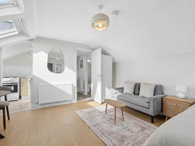 Flat for sale in North Kensington, Greater London