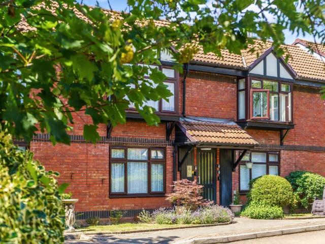 Flat for sale in Epsom, Surrey