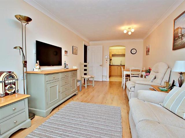 Flat for sale in Elstree and Borehamwood, Borehamwood